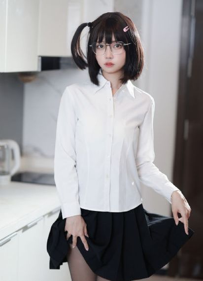 高级厕所偷窥白领美女嘘嘘_720日本电影免费